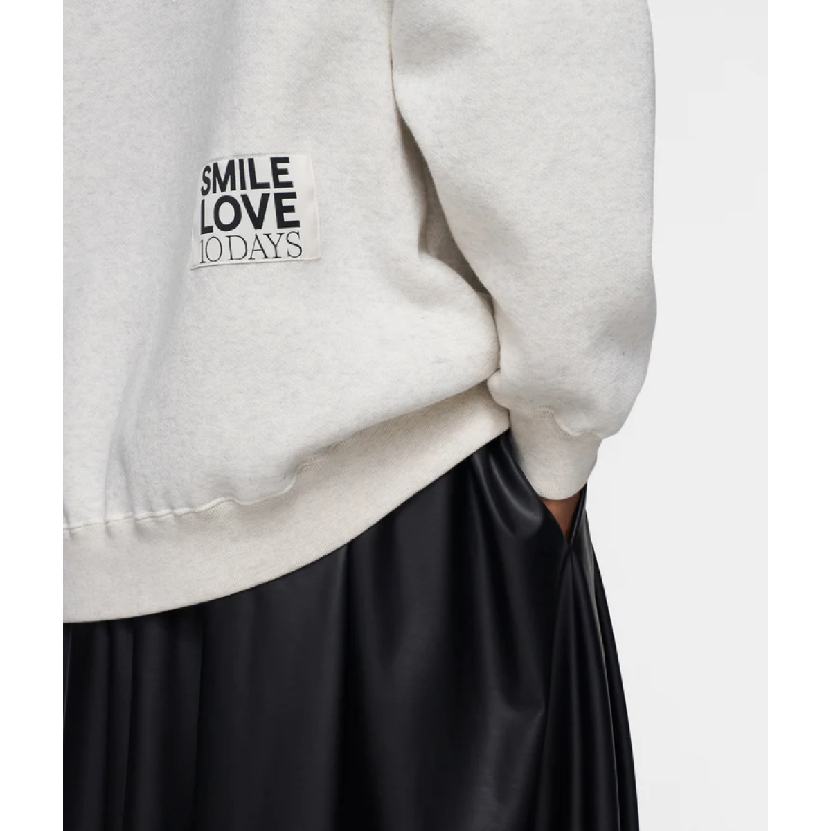 44_20241007_10DAYS_PS_25_087_750x1028 Statement sweater smile love – Bild 3