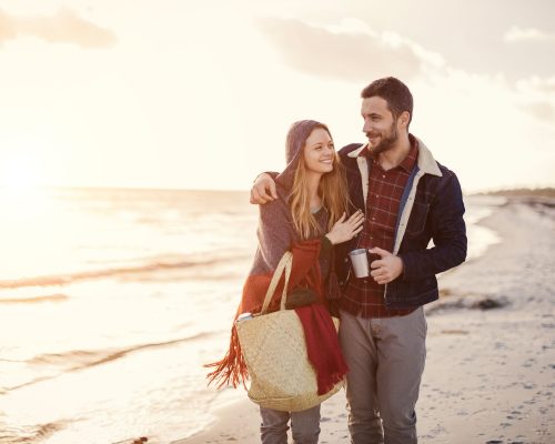 herbst-paar-strandspaziergang-sonnenuntergang